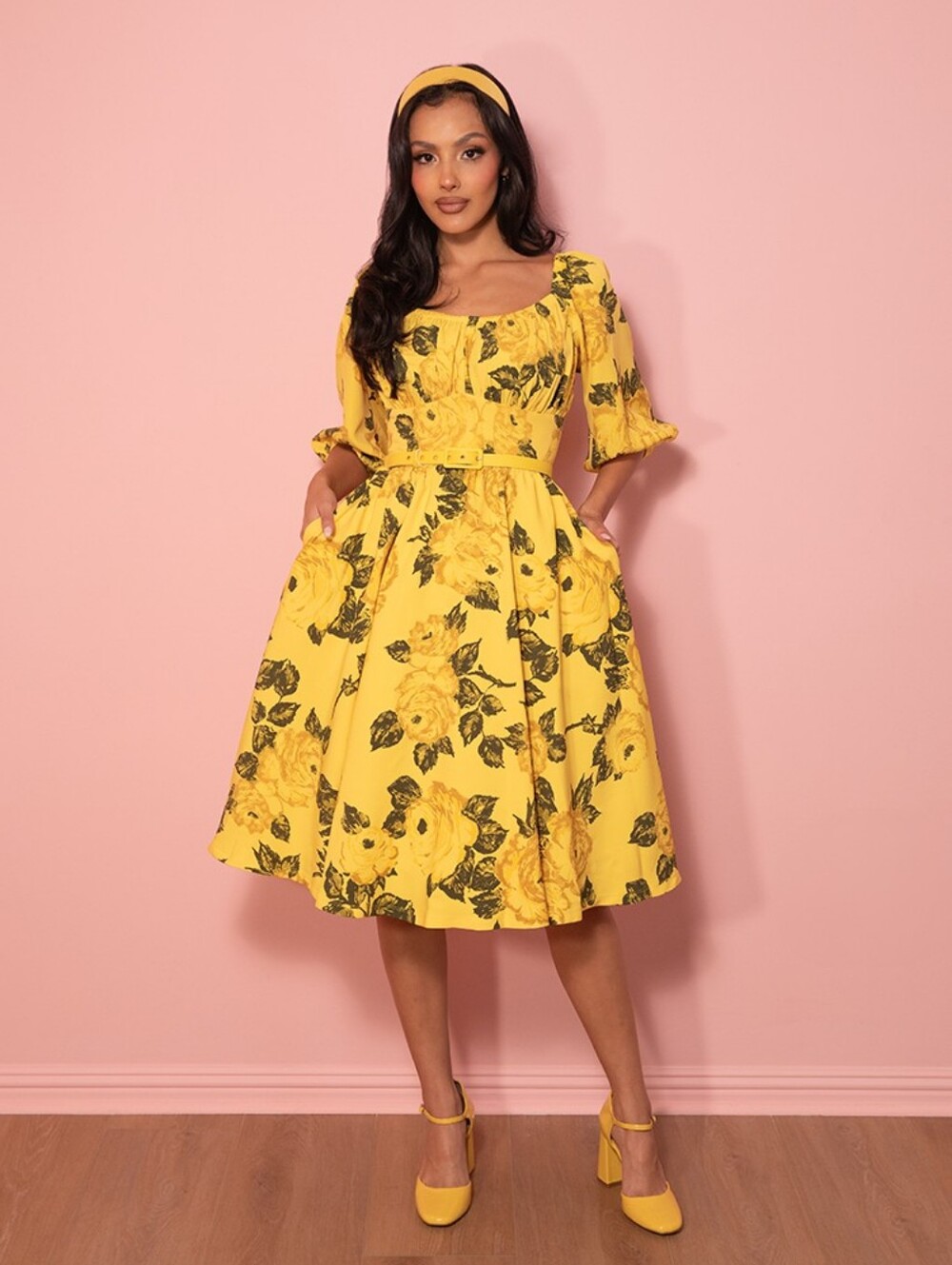 Vacation Dress in Vintage Yellow Roses - Picture 2 of 5